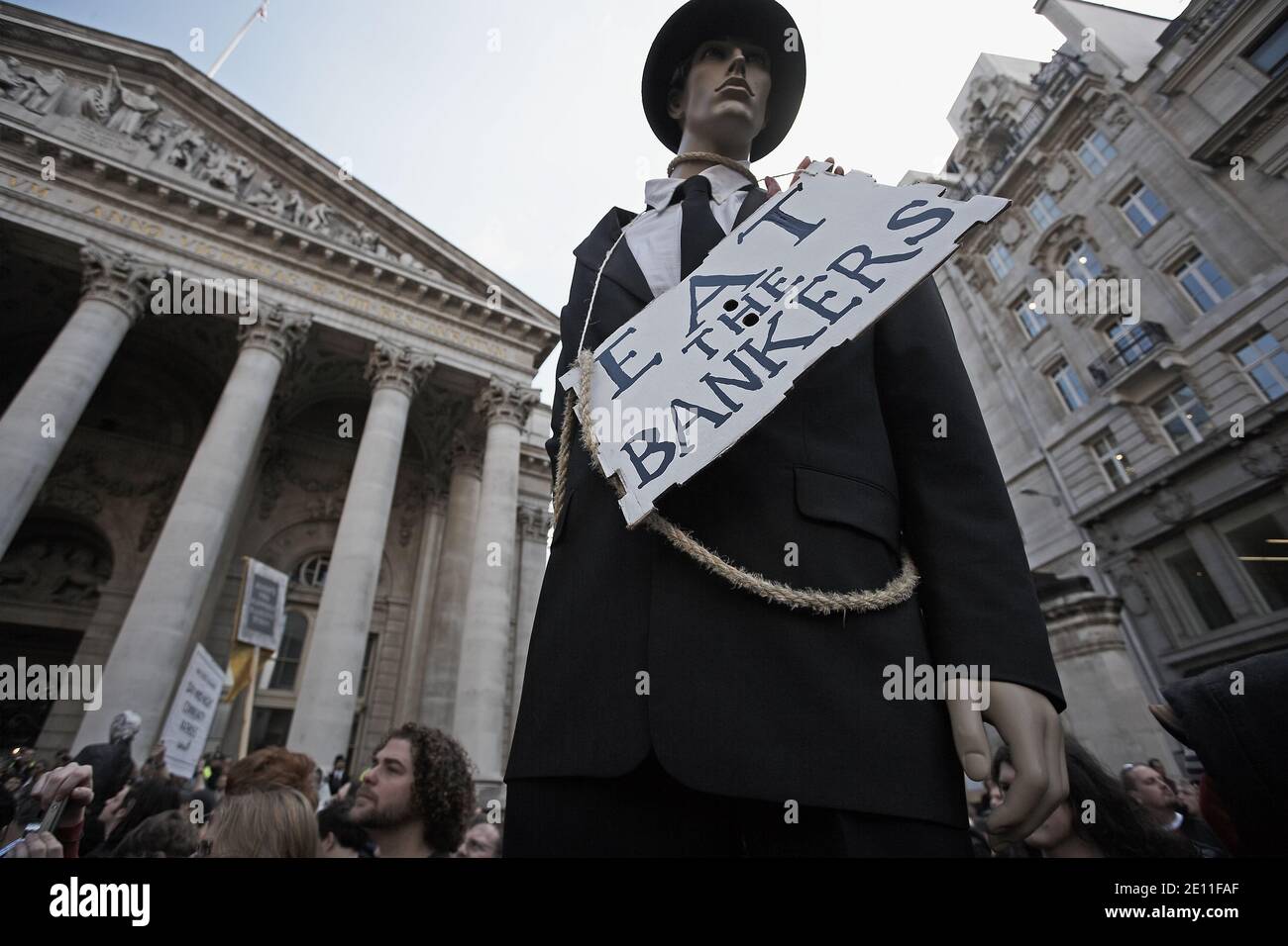 GRAN BRETAÑA / Inglaterra / Londres / UN maniquí vestido como un banquero es ahorcado del poste de luz del tráfico fuera Durante las manifestaciones del G20 en el CIT Foto de stock