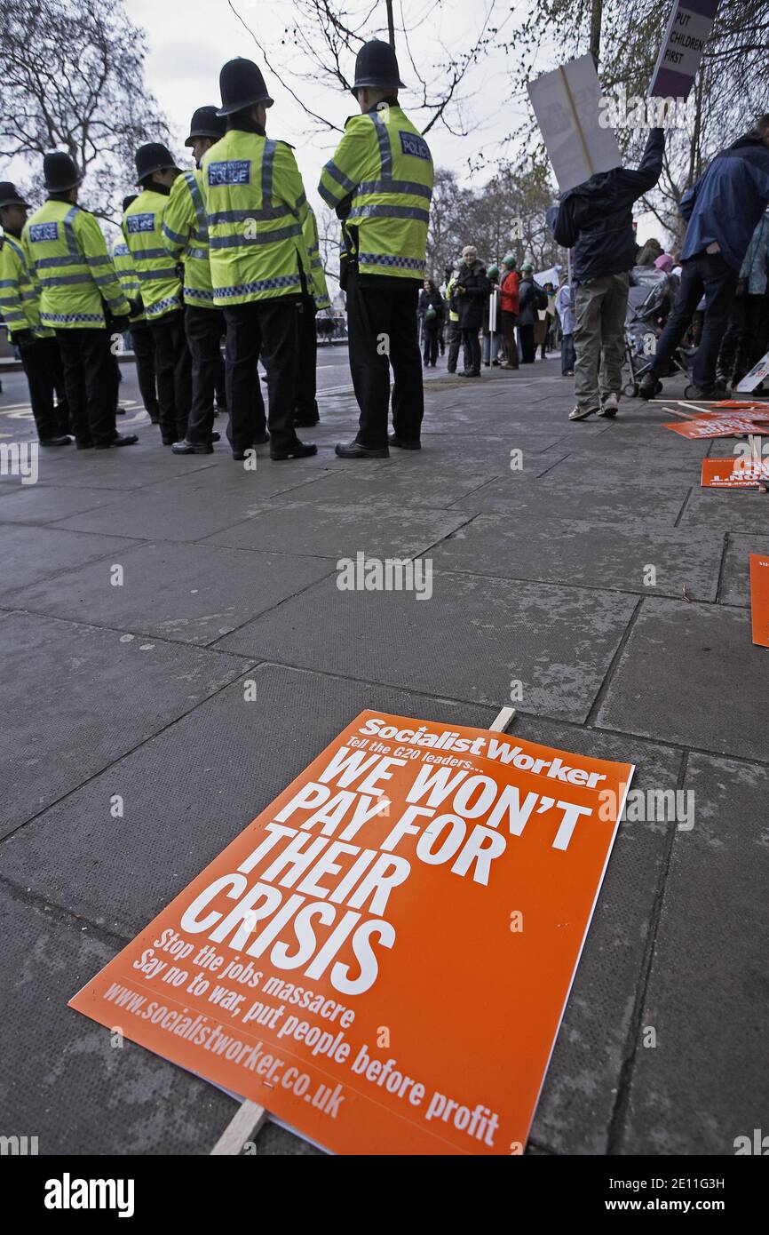 Protesta contra el capitalismo 2009 de marzo Londres. Firmar en la calle con la policía en la parte trasera . Foto de stock