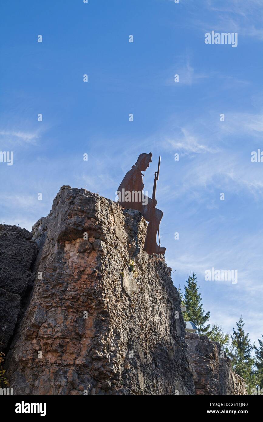 Silueta DE un soldado en el momento de la Guerra de las Montañas 1914 - 1918, visto en Forte campo de Luserna Foto de stock