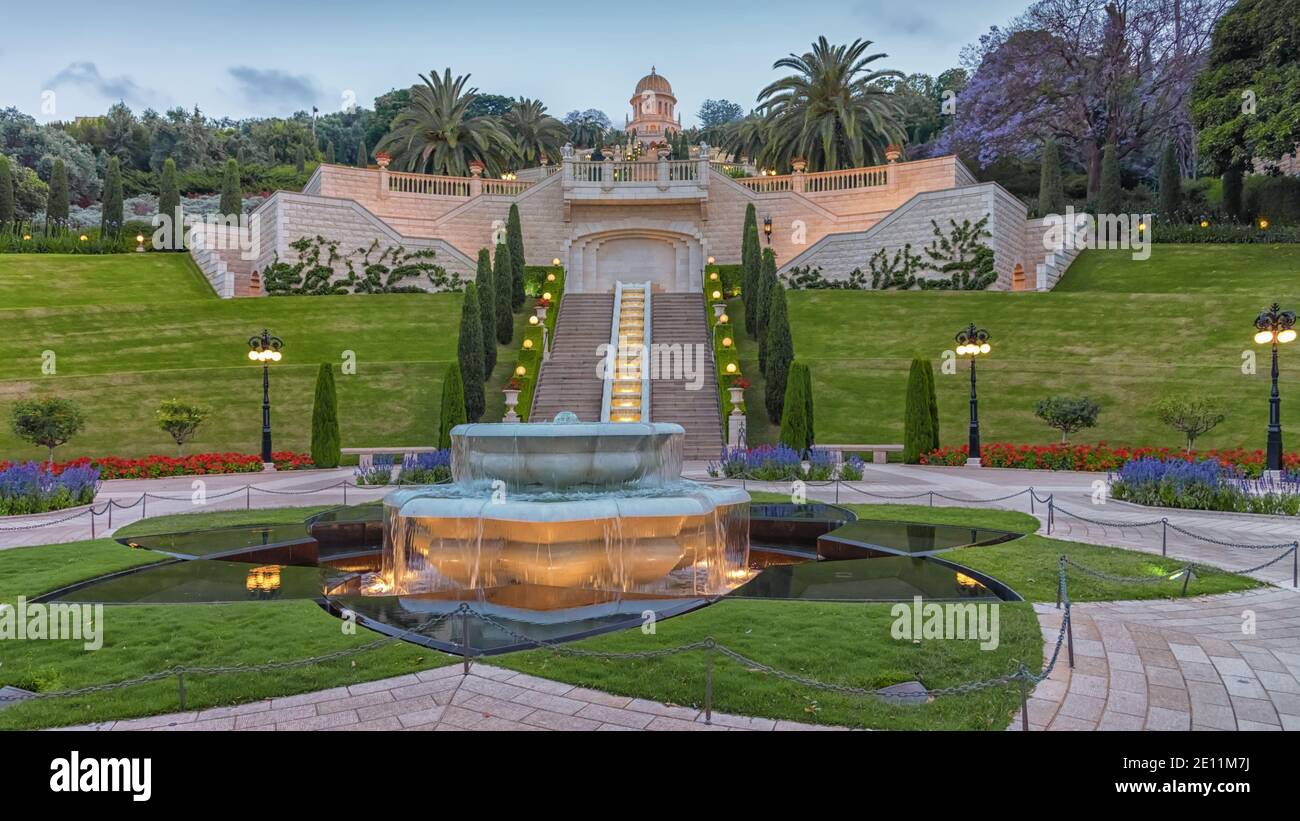 Terrazas de la Fe Bahai, los Jardines Colgantes de Haifa, son terrazas de  jardín alrededor del Santuario del Bab en el Monte Carmelo. Uno de los más  visitados t Fotografía de stock -