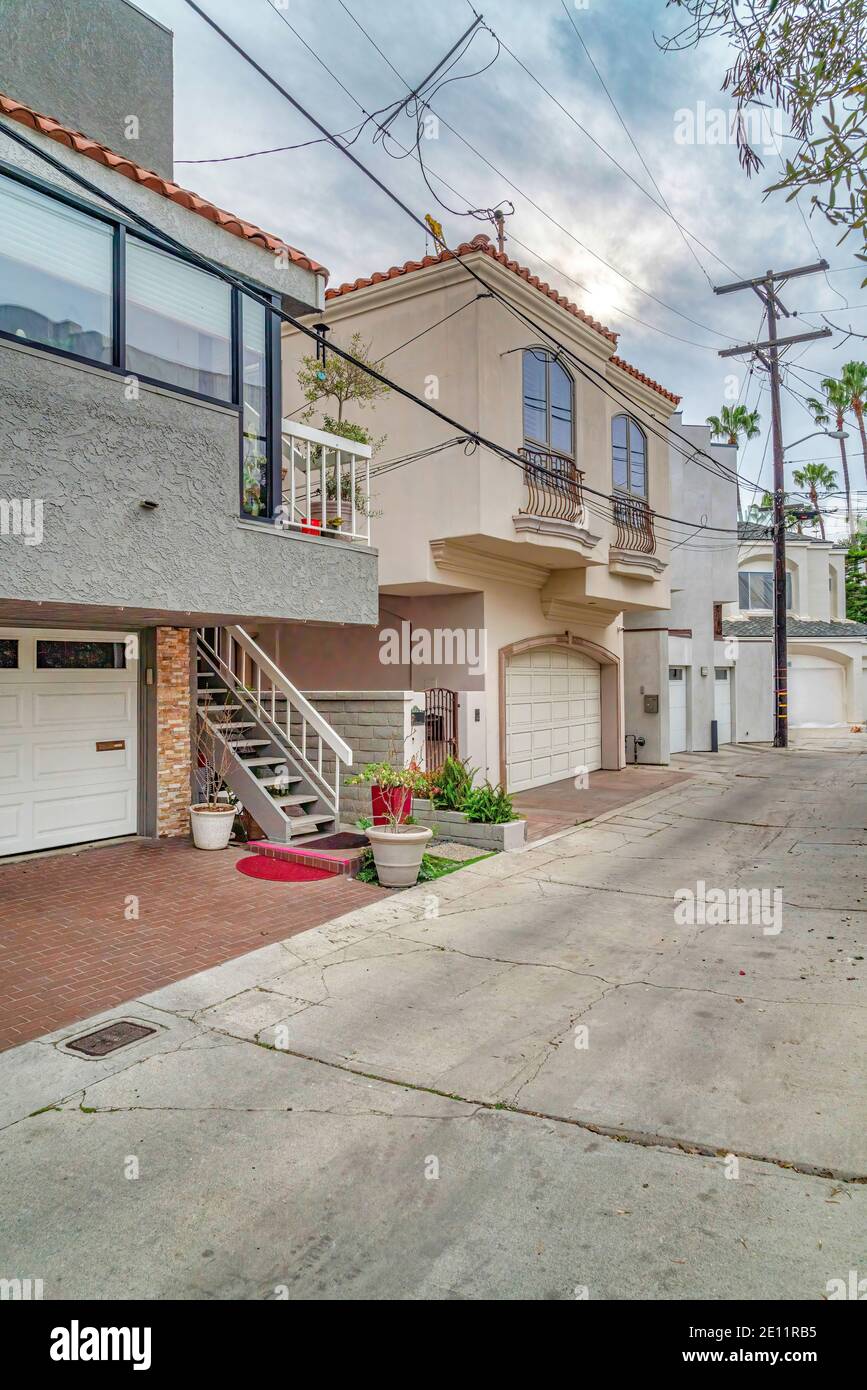 Casas Con Garajes Y Balcones En Long Beach California Barrio Fotografia De Stock Alamy