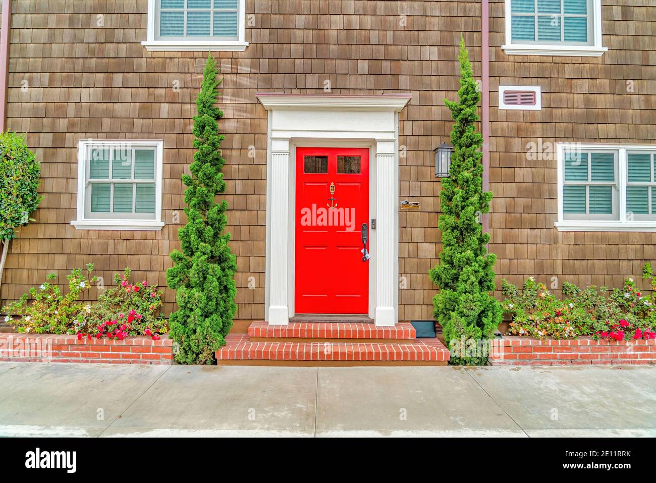 Fachada de la casa en Long Beach con frente rojo vibrante puerta