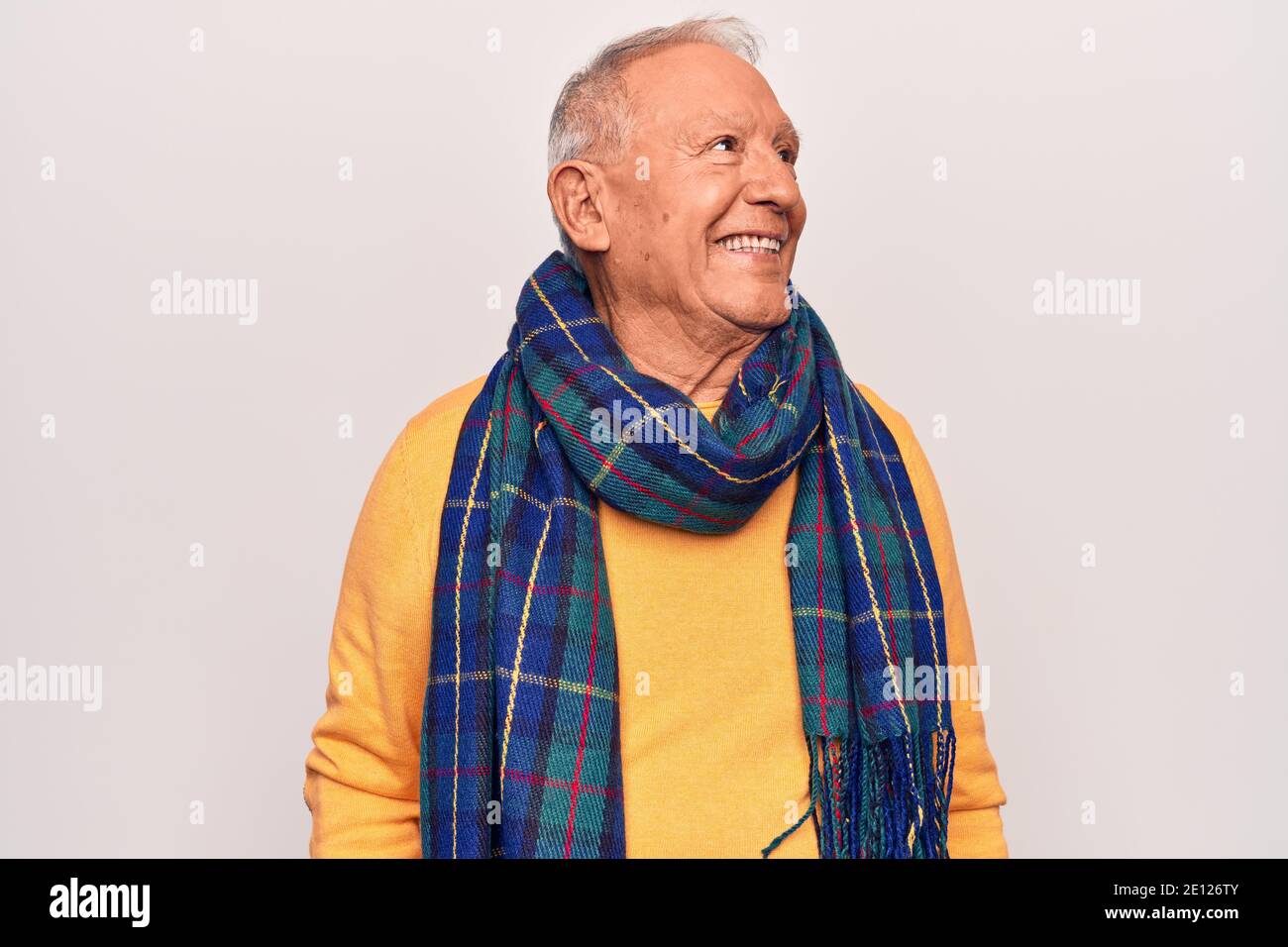 Anciano guapo hombre de pelo gris con fular casual sobre fondo blanco  aislado mirando a lado, perfil de relajación pose con cara natural y  confiden Fotografía de stock - Alamy