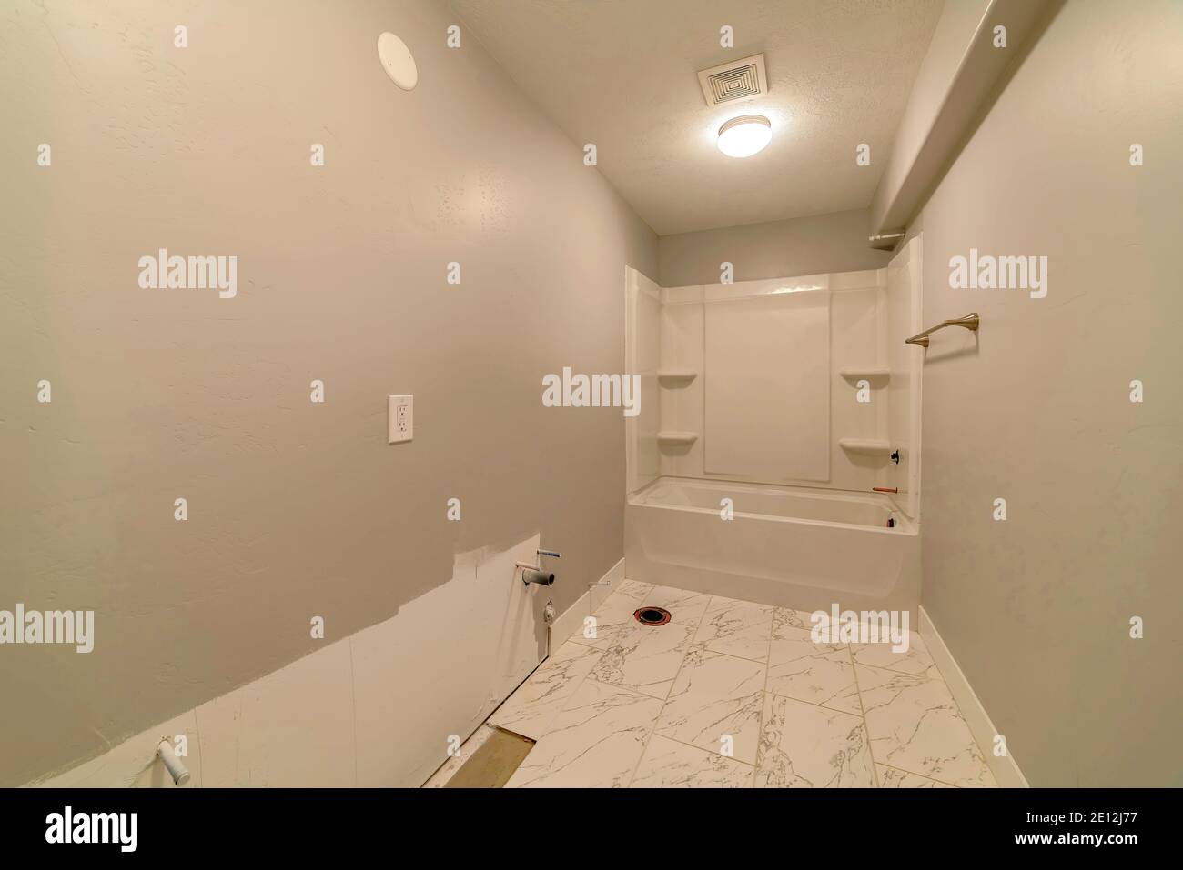 Construido en una bañera rectangular y estantes dentro del cuarto de baño  en construcción Fotografía de stock - Alamy