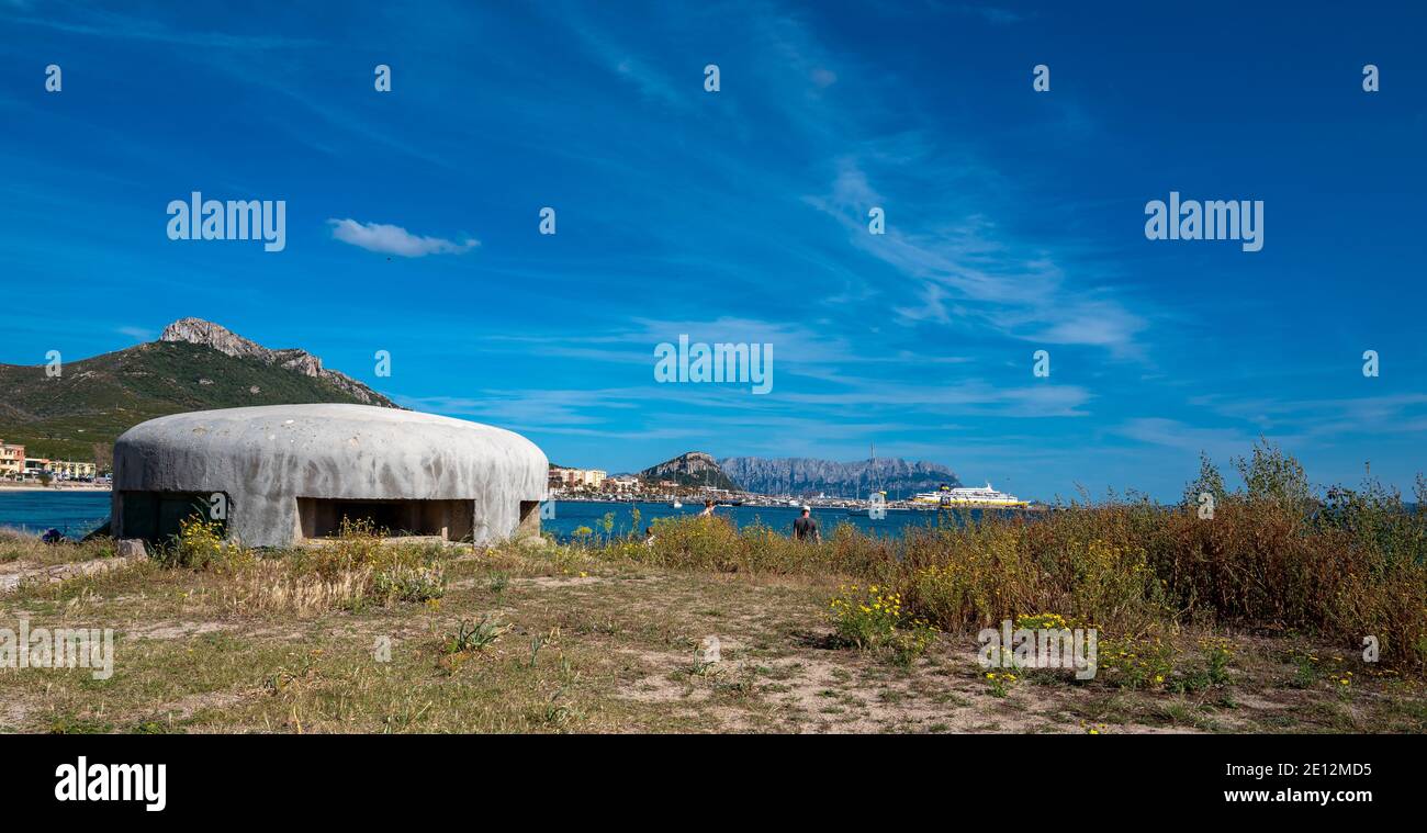 Restos de UN Bunker en la playa en Cerdeña, Italia Foto de stock