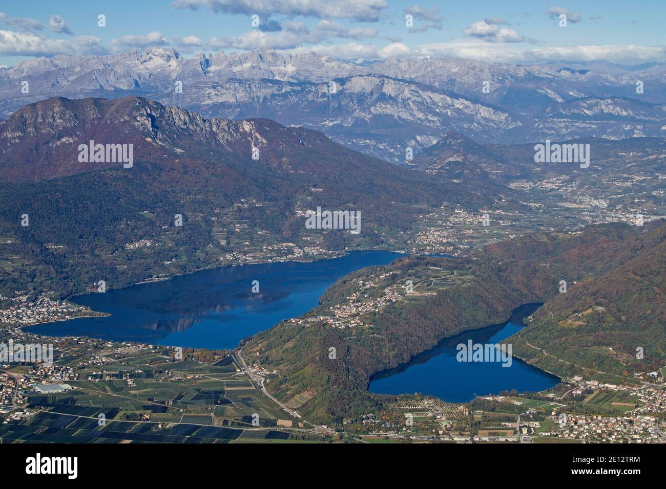 Desde la cima del Pizzo Di Levico puedes Disfrute DE una magnífica vista de la Valsugana con el Caldonazzo Lago y el Lago Di Levico Foto de stock