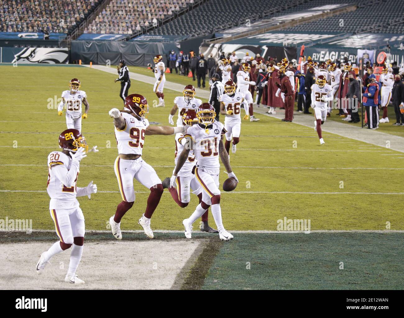 Filadelfia, Estados Unidos. 04 de enero de 2021. Washington Football Team Kamren Curl celebra con sus compañeros de equipo después de hacer una interceptación en el primer cuarto contra las Eagles de Filadelfia en la semana 17 de la temporada de la NFL en Lincoln Financial Field en Filadelfia el domingo, 3 de enero de 2021. Washington derrotó a los Eagles 20-14 y ganó la División este de la NFC con un récord de 7-9. Foto de John Angelillo/UPI crédito: UPI/Alamy Live News Foto de stock