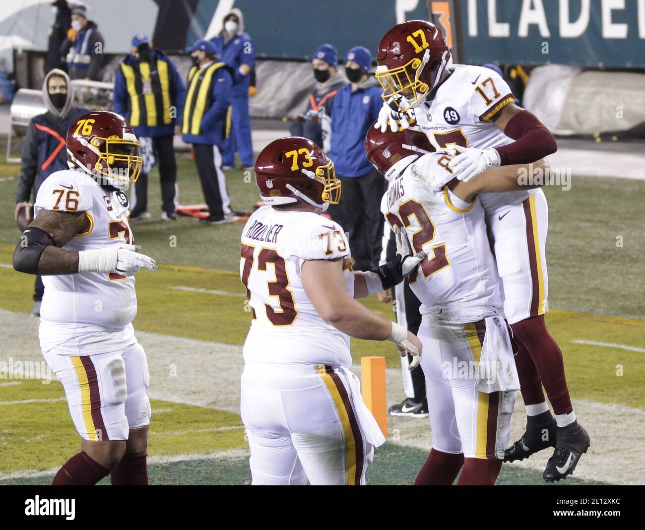 Filadelfia, Estados Unidos. 04 de enero de 2021. El equipo de fútbol de Washington Terry McLaurin celebra con sus compañeros de equipo después de haber cogida un touchdown del primer cuarto contra las águilas de Filadelfia en la semana 17 de la temporada de la NFL en el Lincoln Financial Field en Filadelfia el domingo, 3 de enero de 2021. Washington derrotó a los Eagles 20-14 y ganó la División este de la NFC con un récord de 7-9. Foto de John Angelillo/UPI crédito: UPI/Alamy Live News Foto de stock