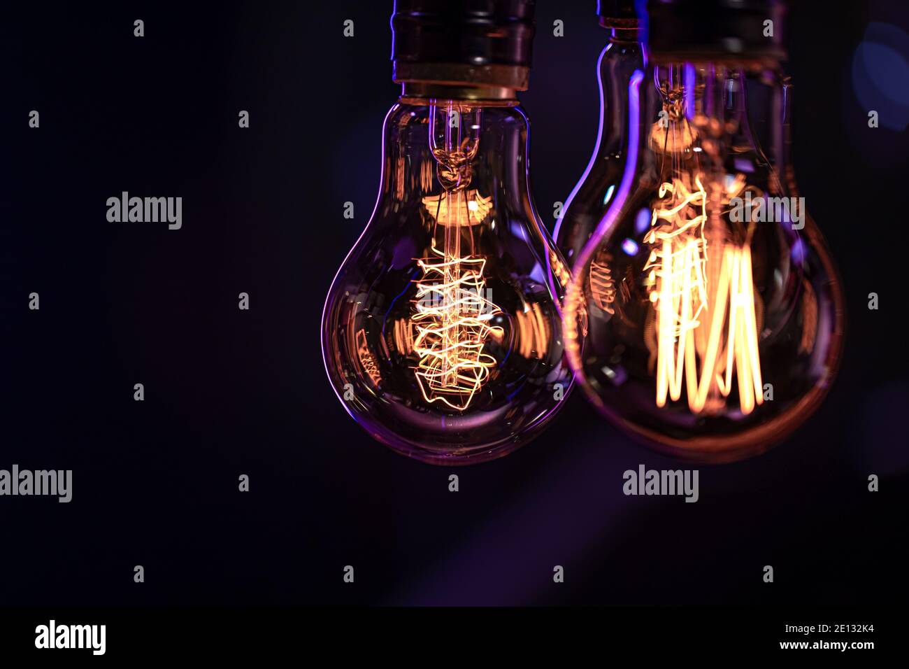 Las lámparas luminosas cuelgan en la oscuridad de la boke. Concepto de  decoración y ambiente Fotografía de stock - Alamy