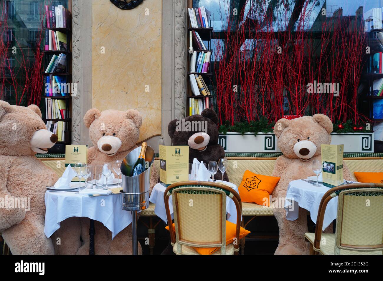 PARÍS, FRANCIA -24 Dic 2020- Vista de osos de peluche gigantes en las mesas  en el vacío Les Deux Magots café en Saint-Germain des Pres durante el 2020  COVID-19 p Fotografía de