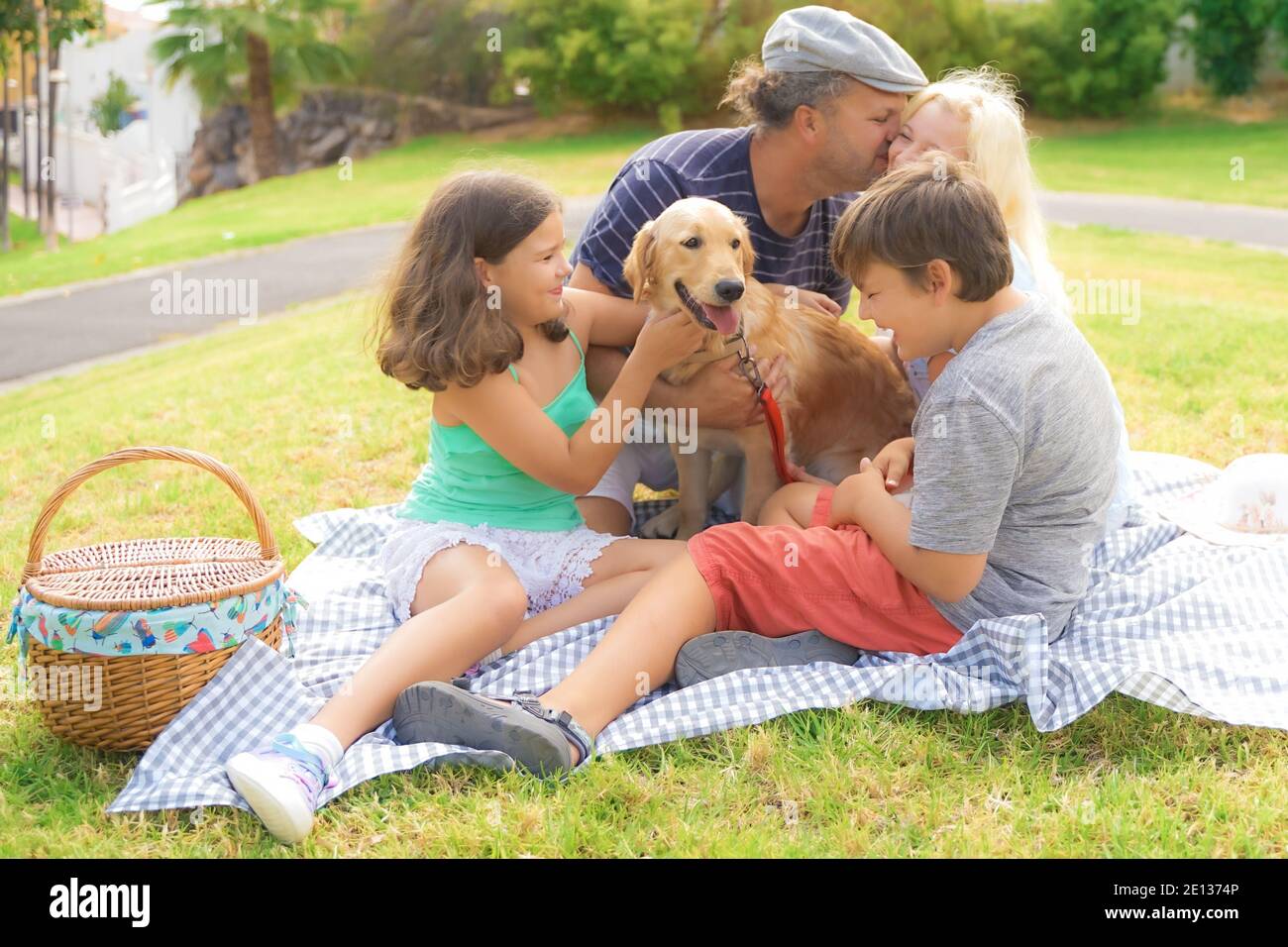 Feliz familia haciendo un picnic. Los padres, los niños y el perro se  divierten en las vacaciones. Viaje, mascota, vacaciones y concepto de amor  Fotografía de stock - Alamy