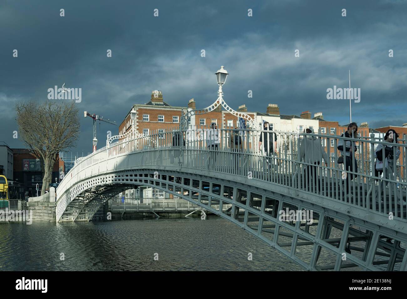 Peatonal Half Penny Bridge (ha'Penny Bridge), que cruza el río Liffey en el centro de la ciudad de Dublín, Irlanda. Foto de stock