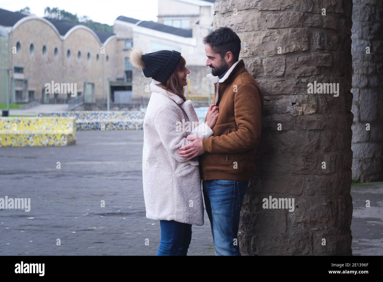 pareja enamorada, vestida ropa de invierno, en diferentes posturas con una actitud de complicidad Fotografía de stock - Alamy pareja enamorada, vestida ropa de invierno, en diferentes posturas con una actitud de complicidad Fotografía de stock - Alamy