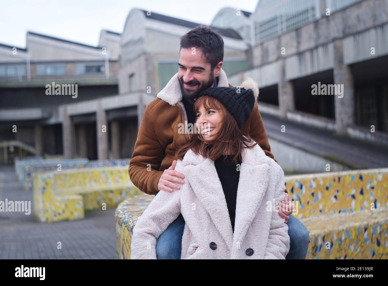 pareja enamorada, vestida ropa de invierno, en diferentes posturas con una actitud de complicidad Fotografía de stock - Alamy pareja enamorada, vestida ropa de invierno, en diferentes posturas con una actitud de complicidad Fotografía de stock - Alamy