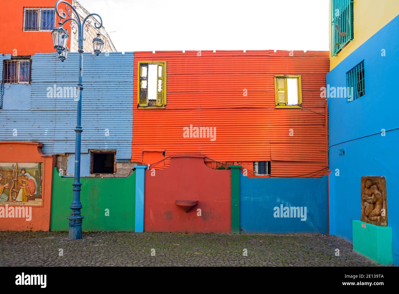 Casas típicas en el barrio de la Boca en Buenos Aires, Argentina. La Boca  es un barrio antiguo, una zona colorida y pobre de la ciudad Fotografía de  stock - Alamy