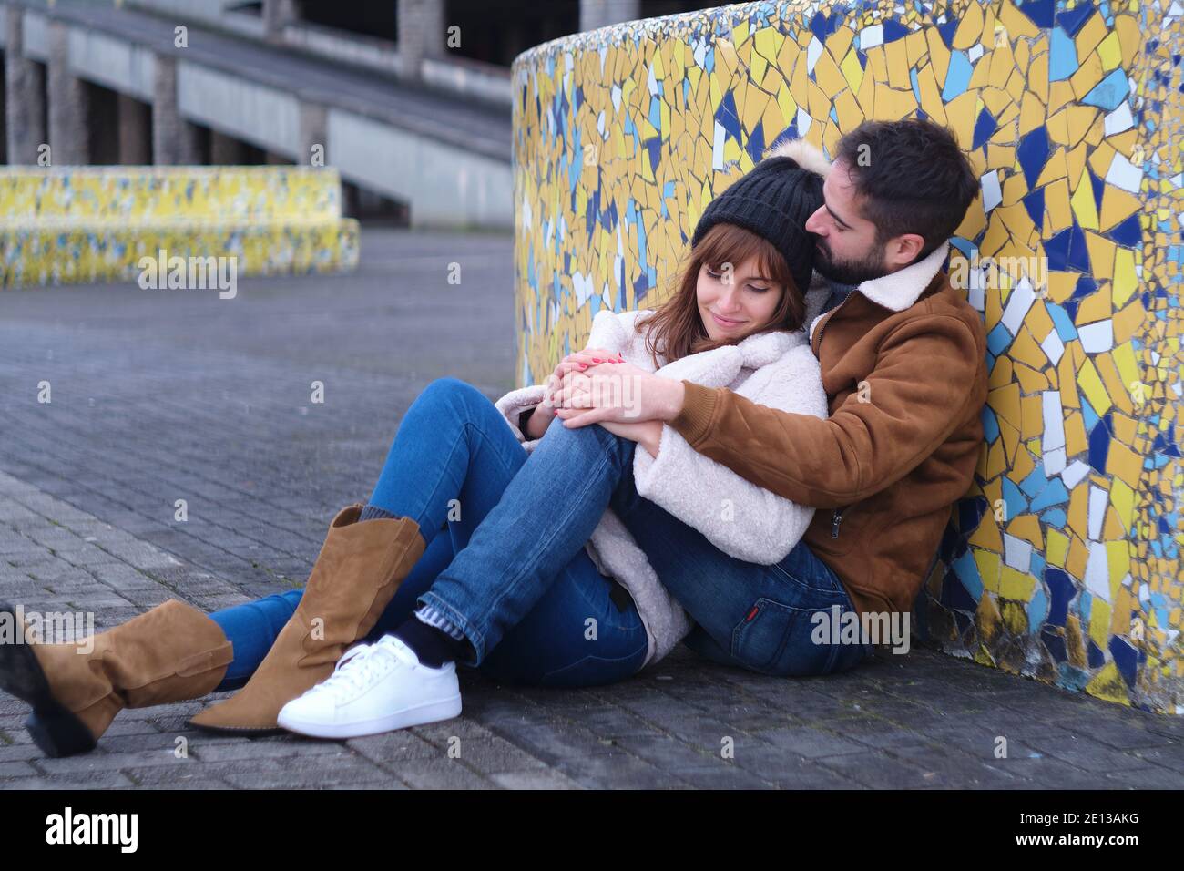 pareja enamorada, vestida ropa de invierno, en diferentes posturas con una actitud de complicidad Fotografía de stock - Alamy pareja enamorada, vestida ropa de invierno, en diferentes posturas con una actitud de complicidad Fotografía de stock - Alamy
