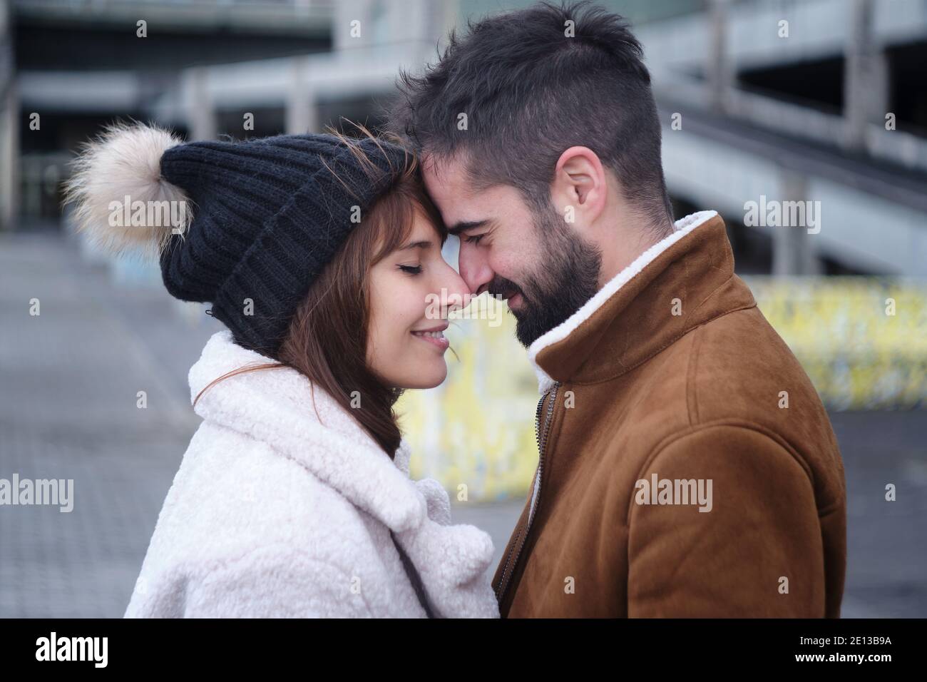 pareja enamorada, llevando ropa de invierno, juntando la cabeza Fotografía de stock - Alamy pareja enamorada, llevando ropa de invierno, juntando la cabeza Fotografía de stock - Alamy