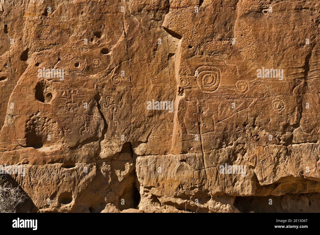 Petroglifos cerca de Pueblo bonito, ruinas indígenas Anasazi, Parque Histórico Nacional de Cultura Chaco, Nuevo México, EE.UU Foto de stock