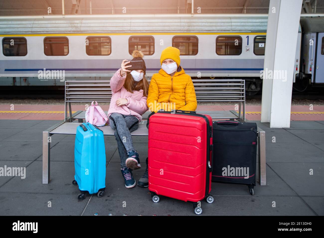 Estación de tren maletas fotografías e imágenes de alta resolución - Alamy