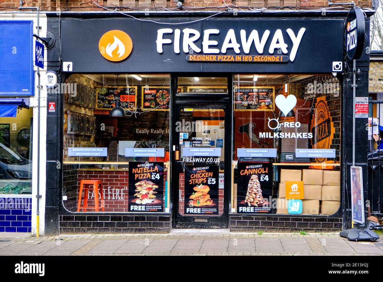 Epsom, Londres, Reino Unido, enero de 03 2021, Independent Pizza Takeaway Shop Fireaway Shop abierto para Takaway Food durante Covid-19 Tier 4 Lockdown Foto de stock