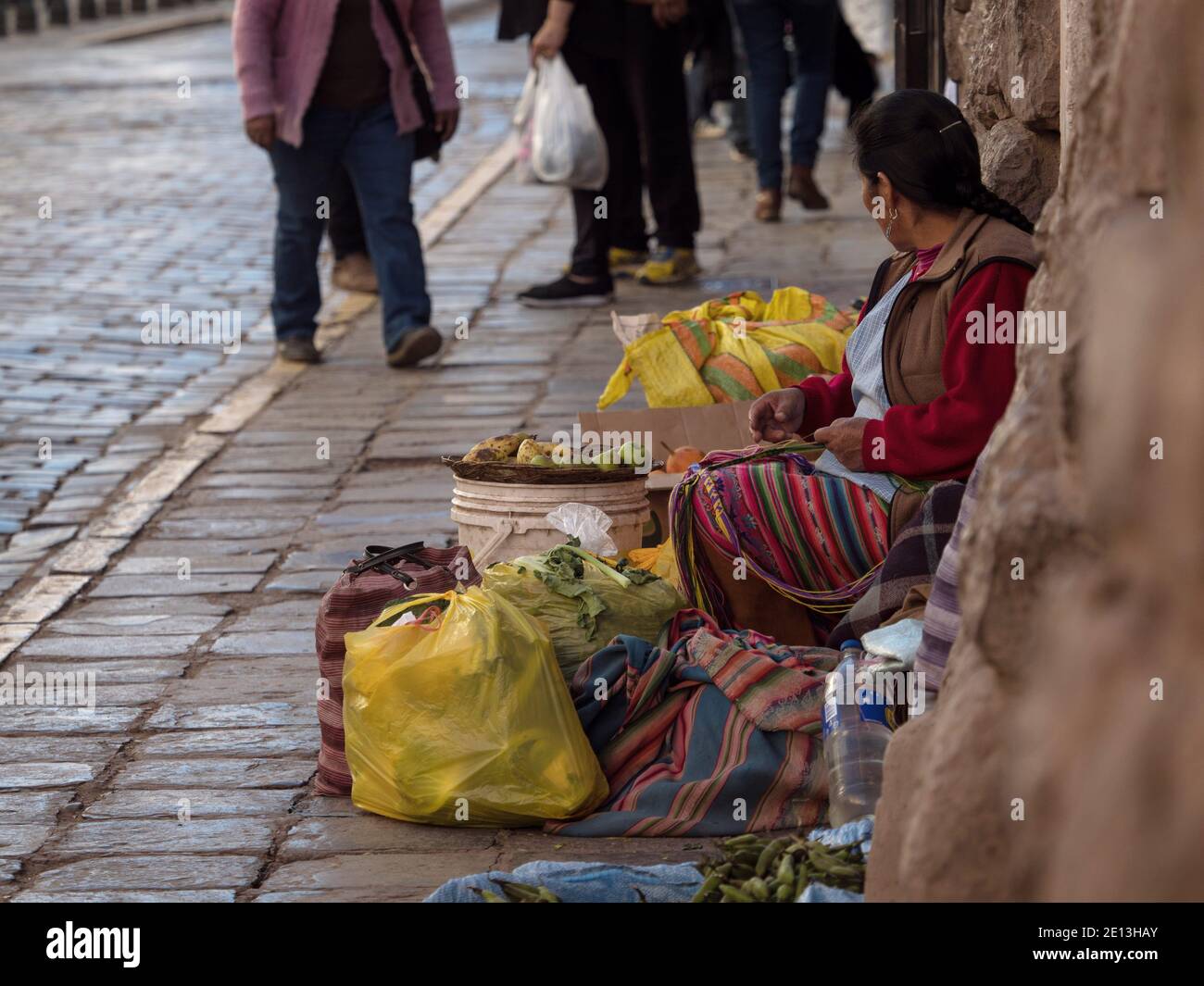 Mujer indígena quechua en ropa tradicional tejida a mano de tela andina  Disfrazarse vendiendo verduras de frutas en las calles de Cusco Perú Así  que Fotografía de stock - Alamy