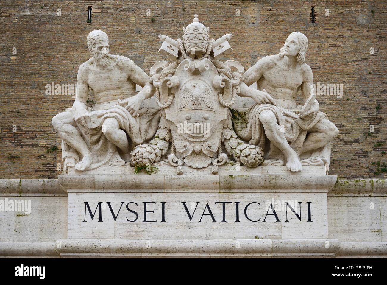 Roma. Italia. Portal de entrada de los Museos Vaticanos con el Escudo de armas del Papa Pío XI (centro), flanqueado por estatuas del Foto de stock