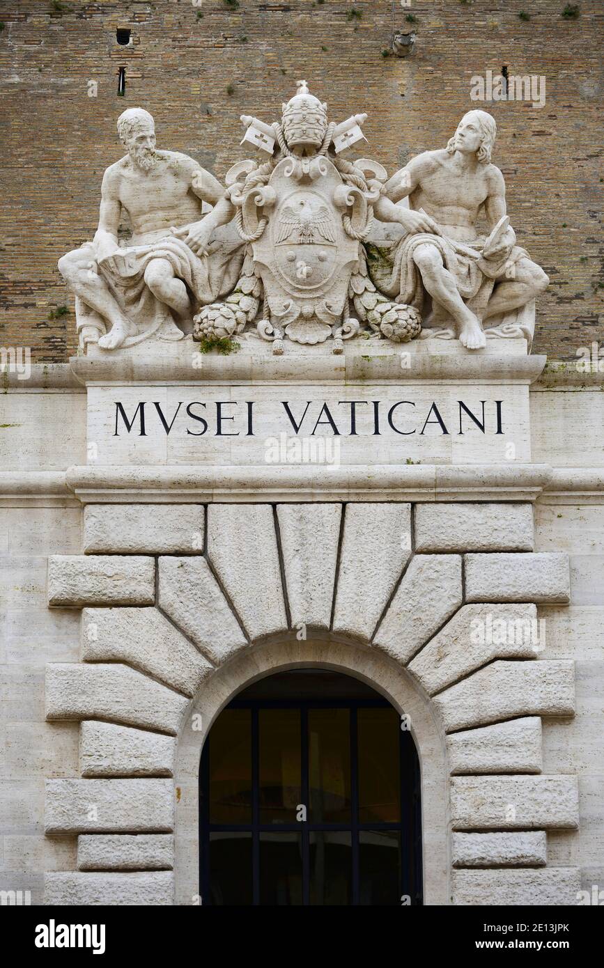 Roma. Italia. Portal de entrada de los Museos Vaticanos con el Escudo de armas del Papa Pío XI (centro), flanqueado por estatuas del Foto de stock
