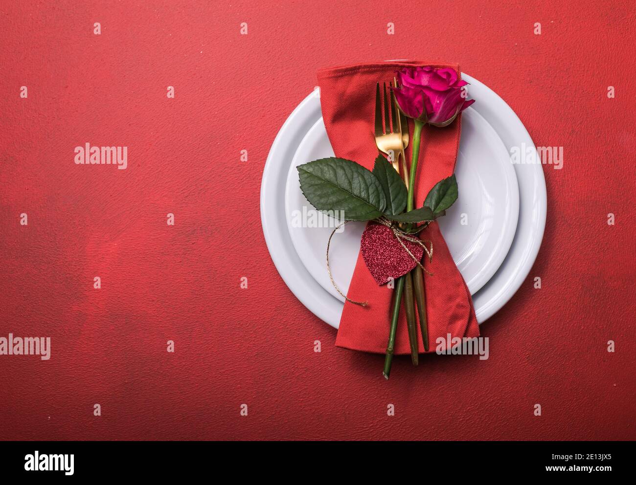 Cena de San Valentín con mesa de poner decoración corazones, rosa para la cena de los días de San Valentín. Vista desde arriba. Foto de stock