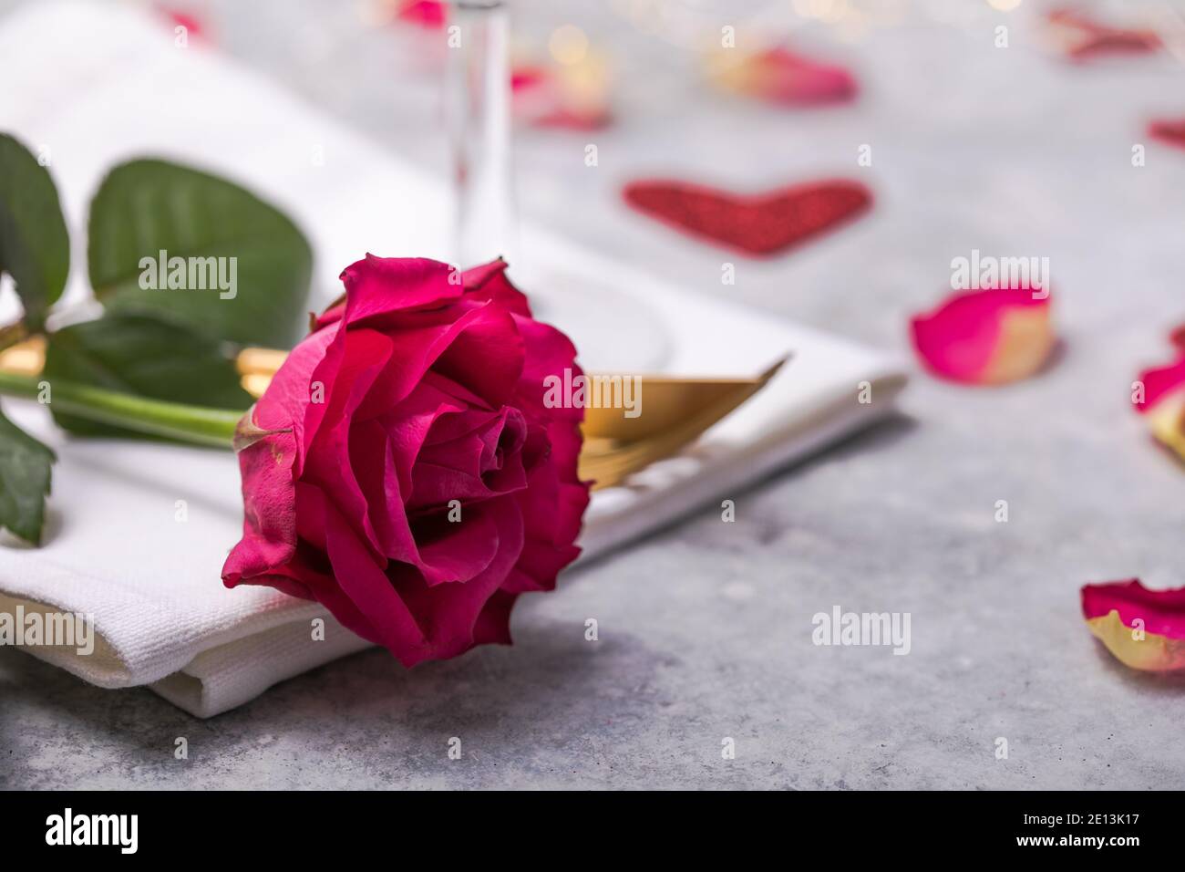 Cena de San Valentín con mesa de poner decoración corazones, rosa para la cena de los días de San Valentín. Vista desde arriba. Foto de stock