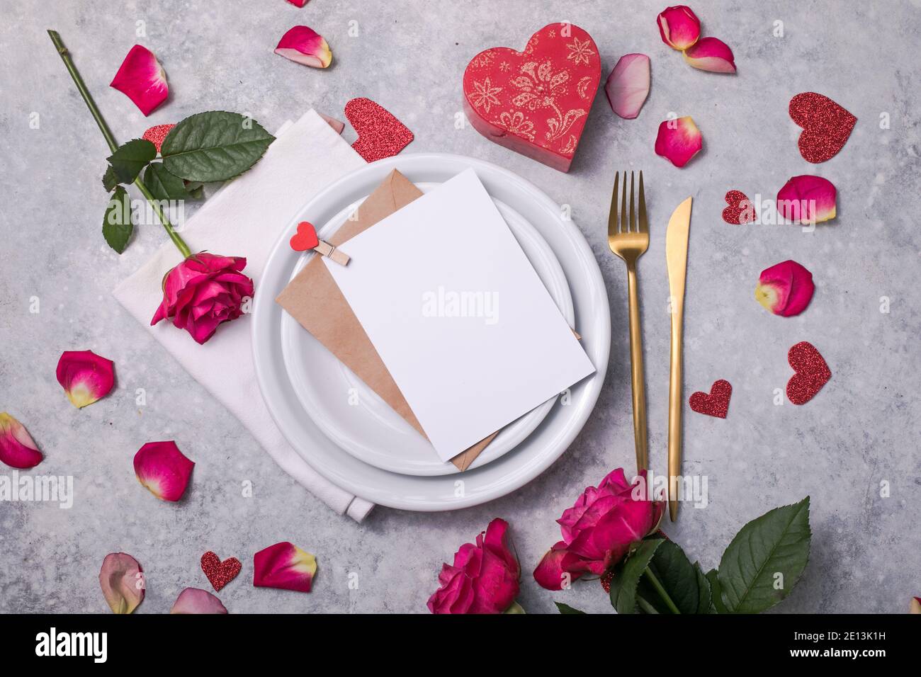 Cena de San Valentín con mesa de poner decoración corazones, rosa para la  cena de los días de San Valentín. Vista desde arriba Fotografía de stock -  Alamy