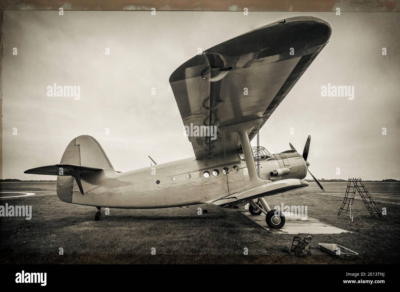 aviones históricos recibe servicio en un prado Foto de stock