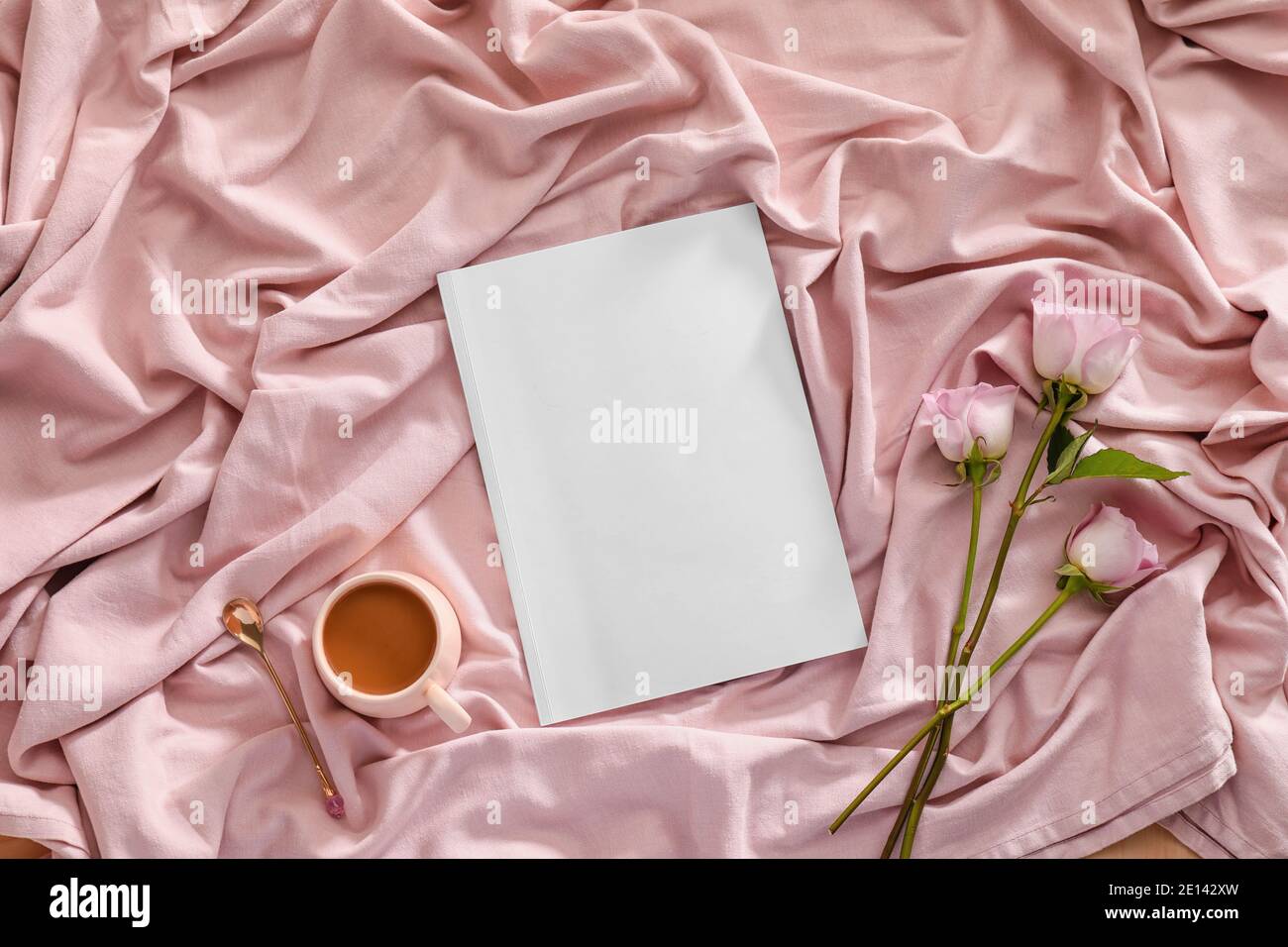 Revista en blanco, café y flores sobre tela Fotografía de stock - Alamy