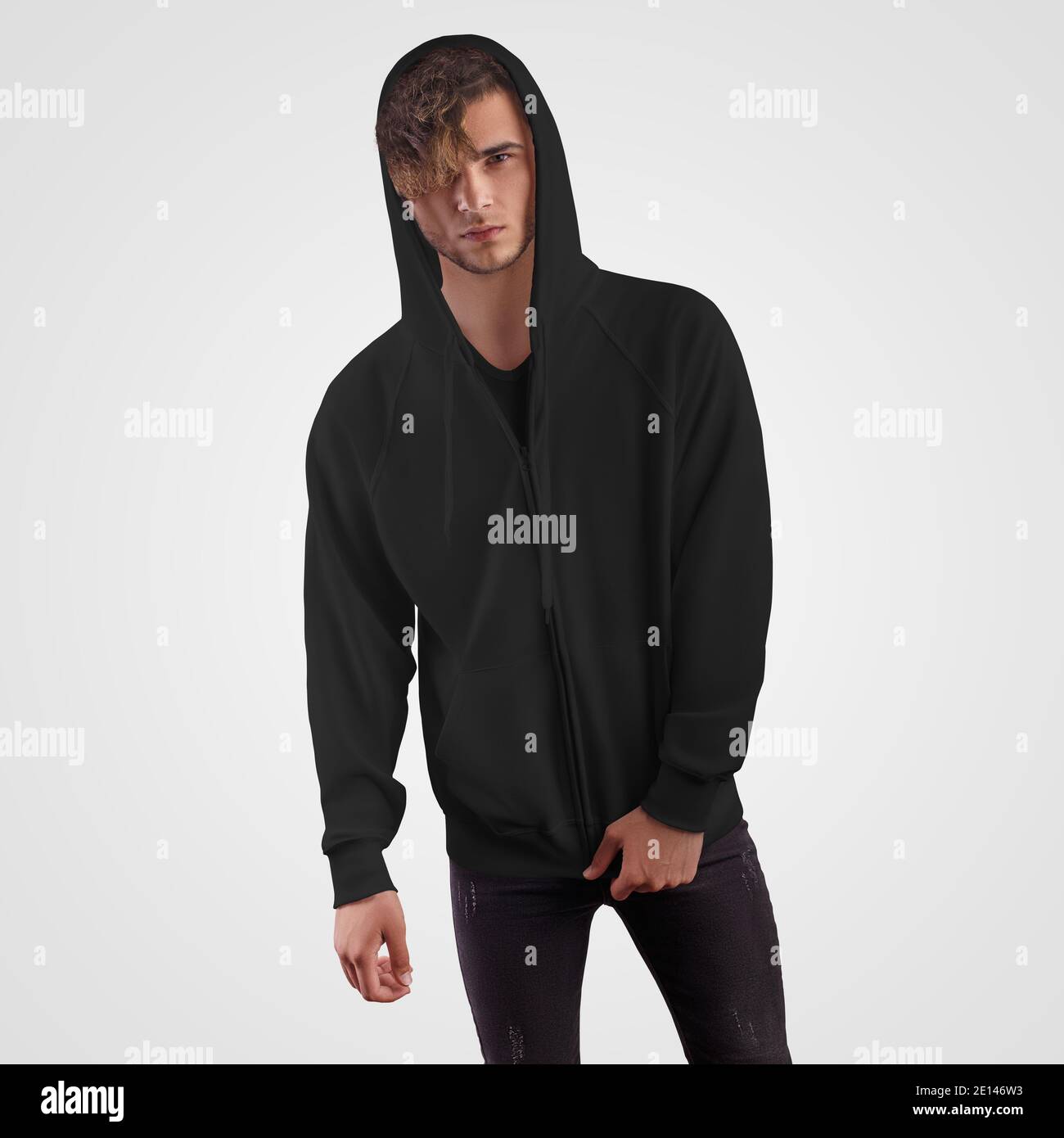 Plantilla de sudadera negra en una capucha, sudadera sin capucha con  cremallera, bolsillo, para la presentación del diseño. Burla de ropa de  Marca, vista frontal, iso Fotografía de stock - Alamy