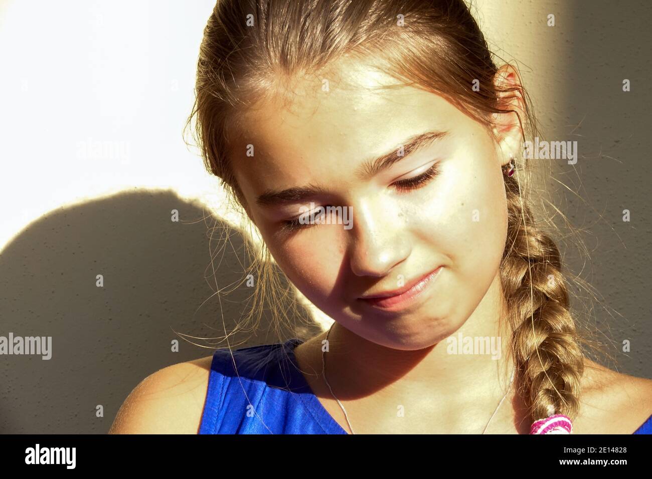 Niña adolescente con trenza de pelo Foto de stock