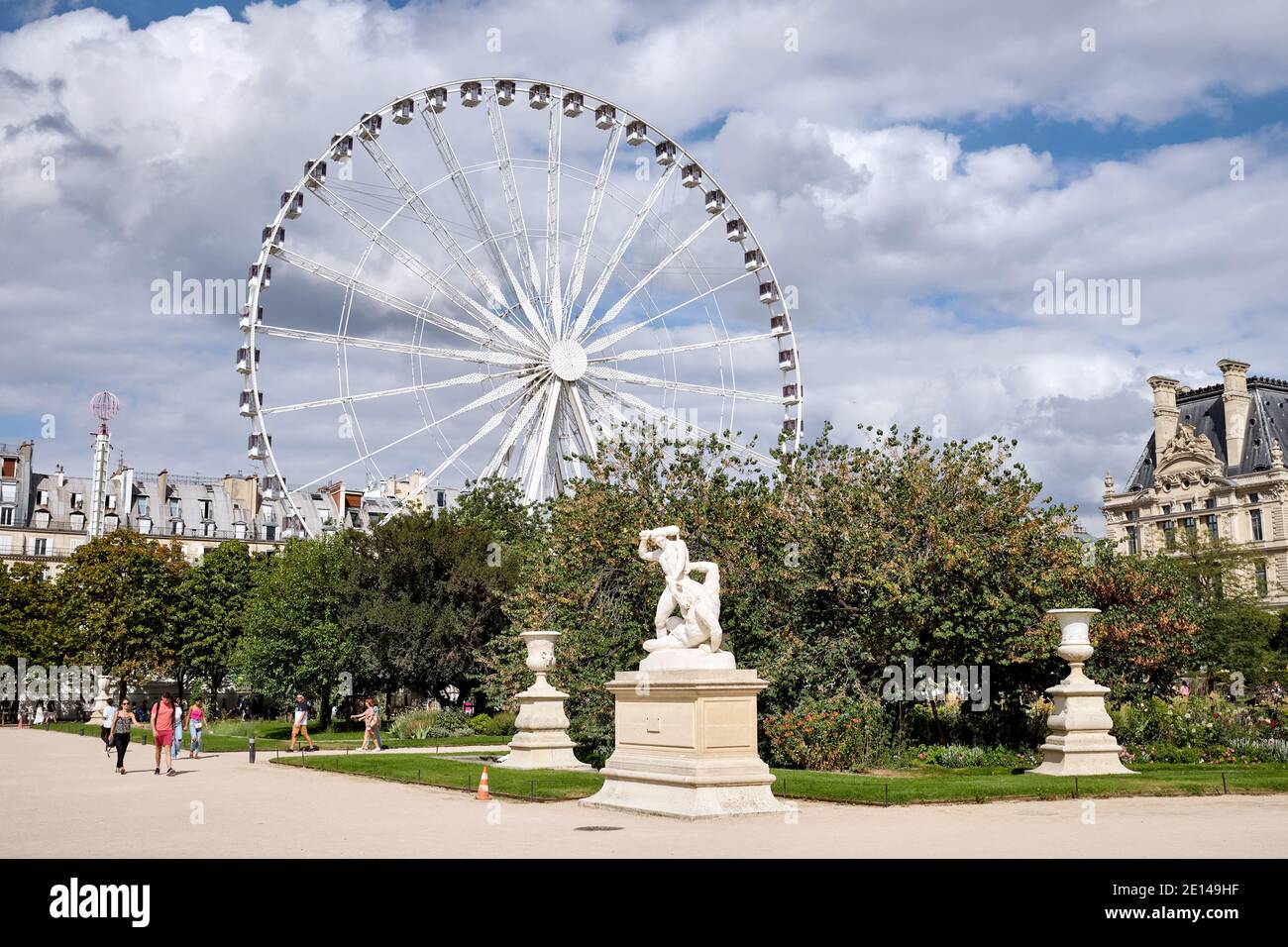 París (Francia): El jardín botánico “Jardin des Tuileries” en el distrito 1. En el fondo, la rueda grande Foto de stock