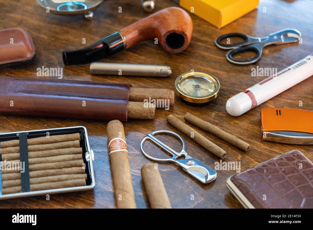 Accesorios para fumadores. Puros, pipa, cigarillos y cigarrillos,  cortadores, encendedores, cajas sobre un fondo de mesa de madera. Cigarros  de Marca de calidad cubana, l Fotografía de stock - Alamy