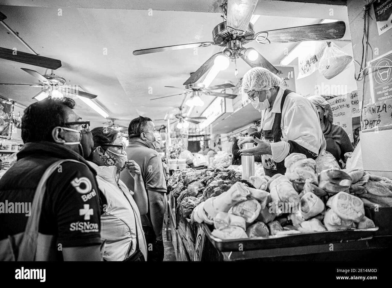 HERMOSILLO,MÉXICO DICIEMBRE 30 : una mujer organiza carne de cerdo en una tienda de carnicería tradicional, durante la venta de alimentos para cenas tradicionales de año Nuevo el 30 de diciembre de 2020 en Hermosillo, México. (Foto de Luis Gutiérrez/Norte Foto) HERMOSILLO, MÉXICO 30 DE DICIEMBRE: Una mujer prepara carne de cerdo en una carnicería del mercado tradicional, durante la venta de alimentos para las cenas tradicionales de año Nuevo el 30 de diciembre de 2020 en Hermosillo, México. (Foto de Luis Gutiérrez/Foto Norte) Foto de stock