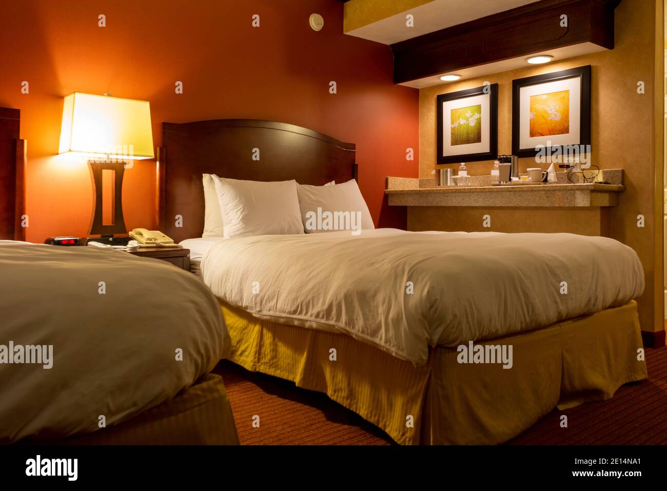 Vista de una cómoda habitación de hotel con colores cálidos y relajantes. Foto de stock