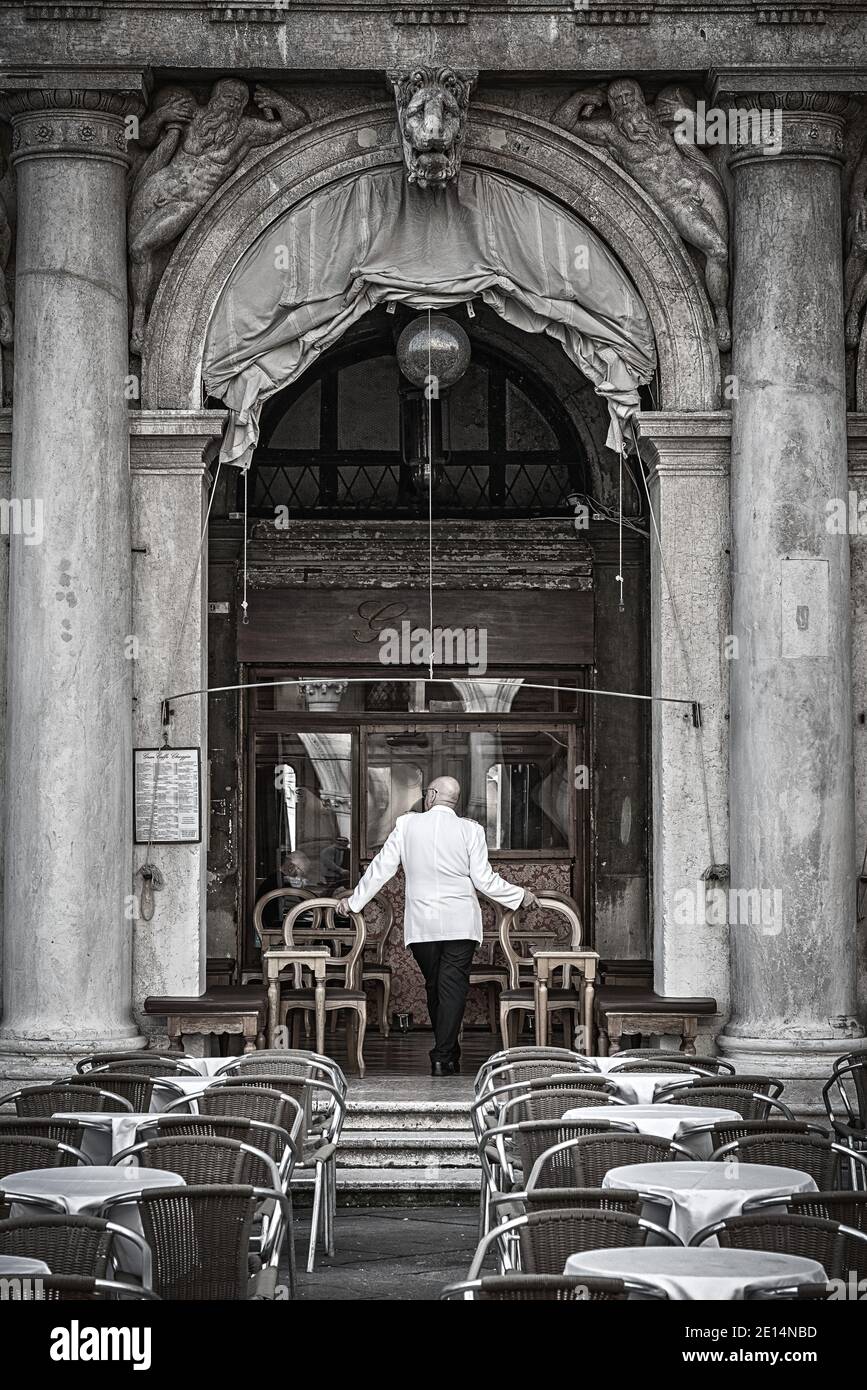 Camarero en un restaurante en la Plaza San Marcos S. Foto de stock