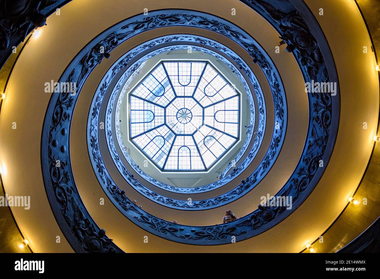 Roma. Italia. La moderna escalera de caracol Bramante (1932) en los Museos Vaticanos, vista desde abajo hacia arriba. La escalera de doble hélice estaba desig Foto de stock