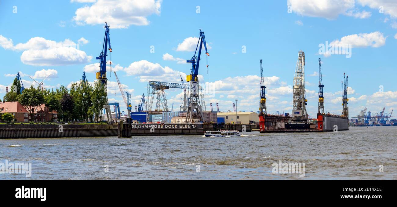 Muelle flotante de Blohm y Voss con grúa de pontón en el río Elbe en Hamburgo, Alemania Foto de stock