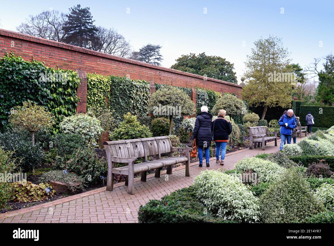 El jardín amurallado en los jardines de la Royal Horticultural Society en Wisley Surrey Inglaterra Reino Unido Foto de stock