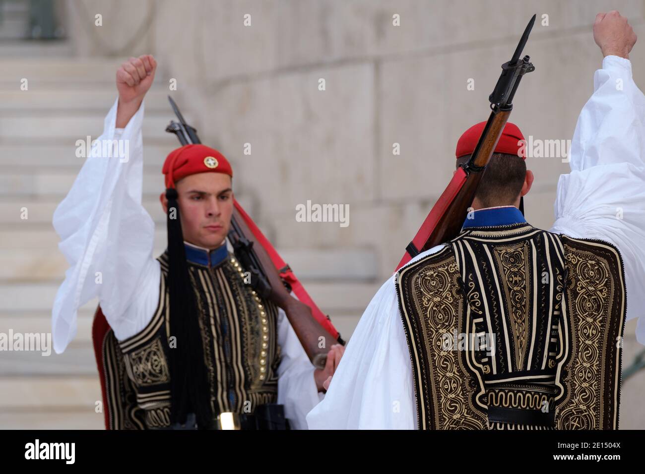 Atenas - 2019 de diciembre: Soldado griego tradicional en la plaza Syntagma Foto de stock