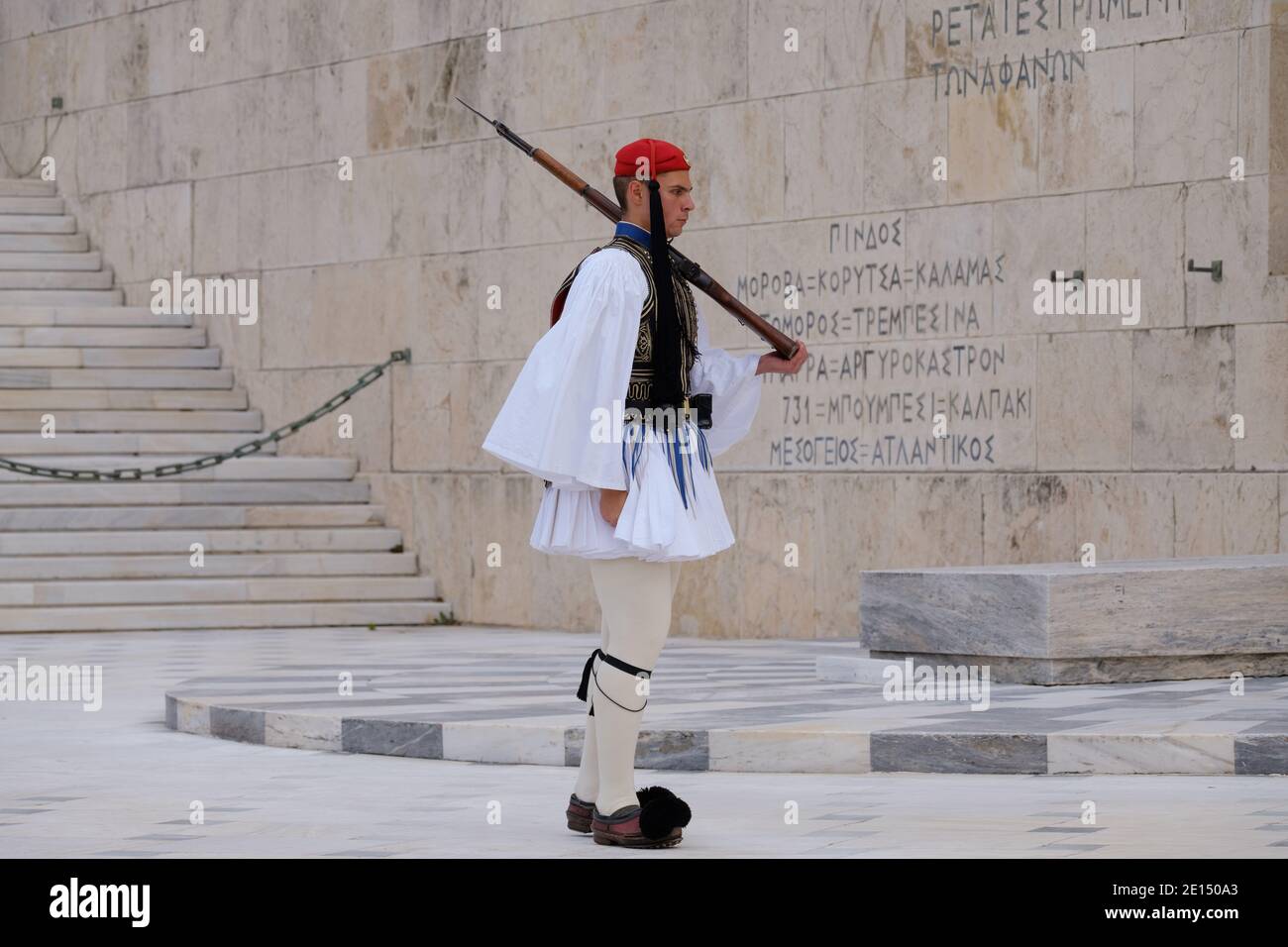Atenas - 2019 de diciembre: Soldado griego tradicional en la plaza Syntagma Foto de stock