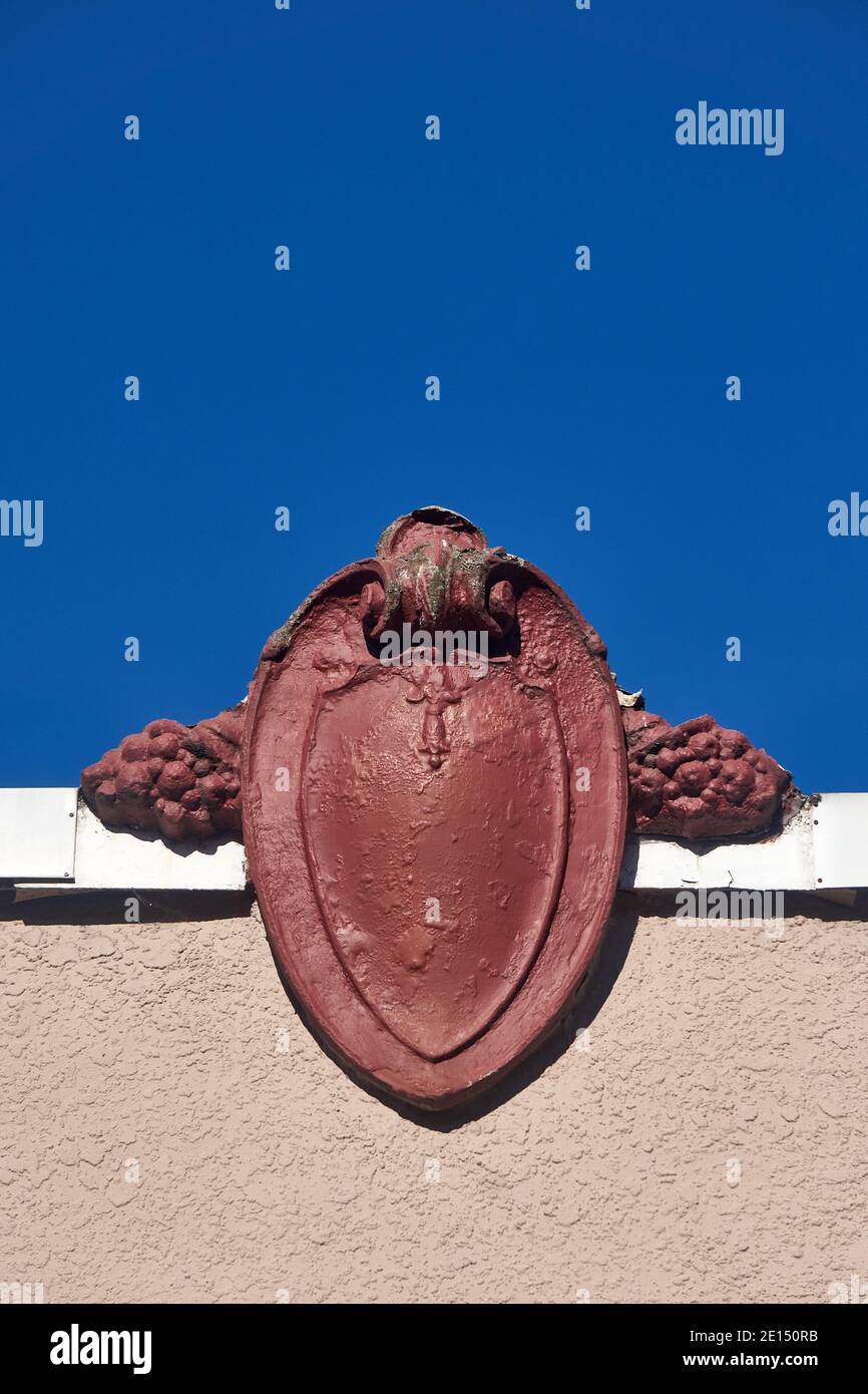 Estilo barroco escudo oval o escudo cartouche decoración en un edificio Foto de stock