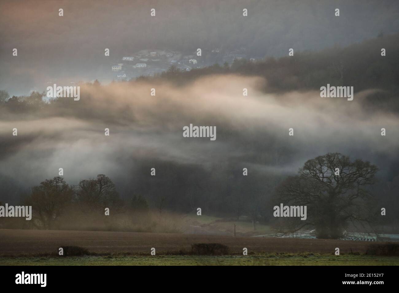 Las nieblas de invierno cuelgan en el aire en el puente Bigswoir, en el valle de Wye, que bordea Inglaterra y Gales. Foto de stock