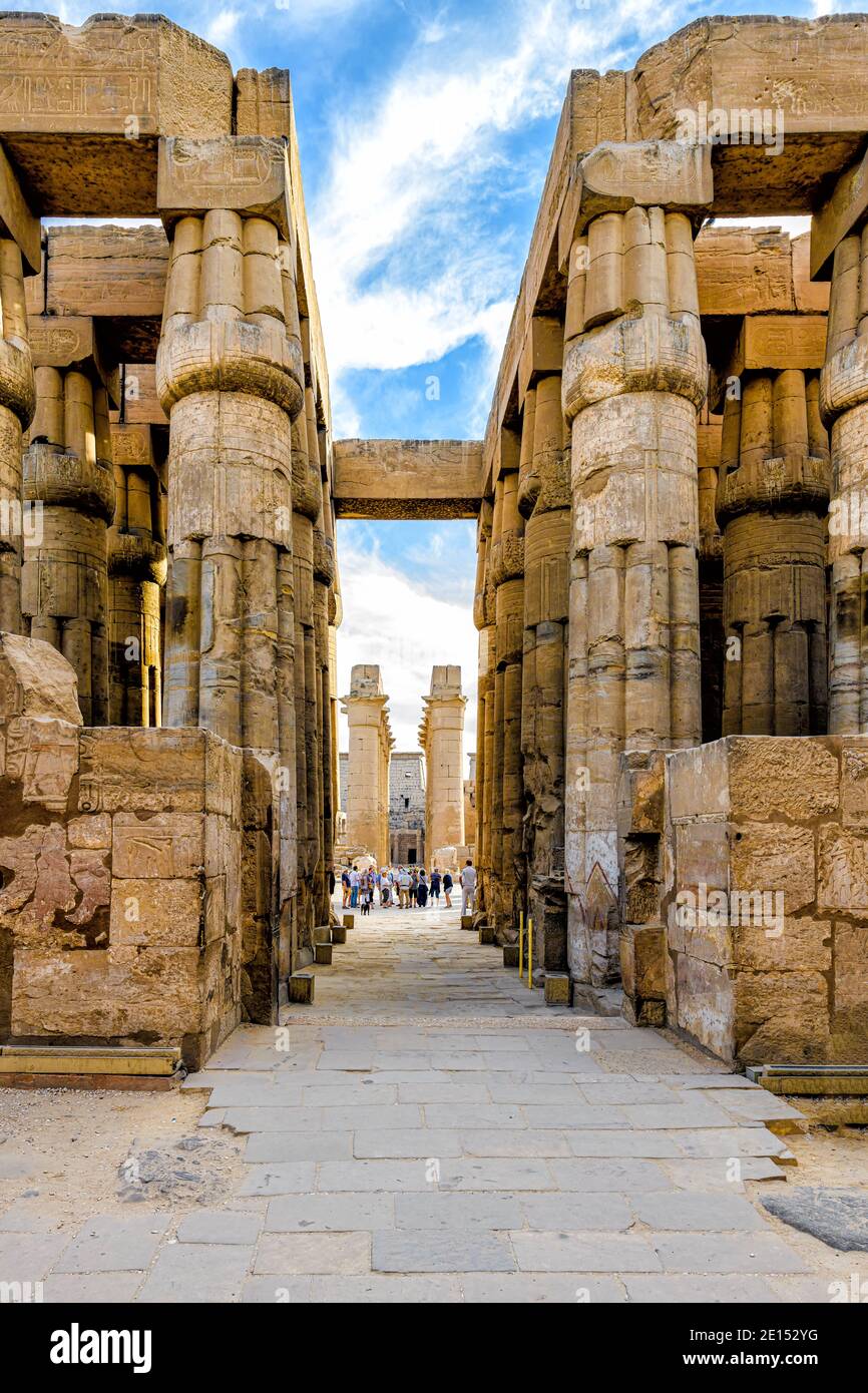 Mirando hacia la columnata en el Templo de Luxor en Luxor, desde el santuario interior y la magnífica cancha de sol construida por Amenhotep III Foto de stock