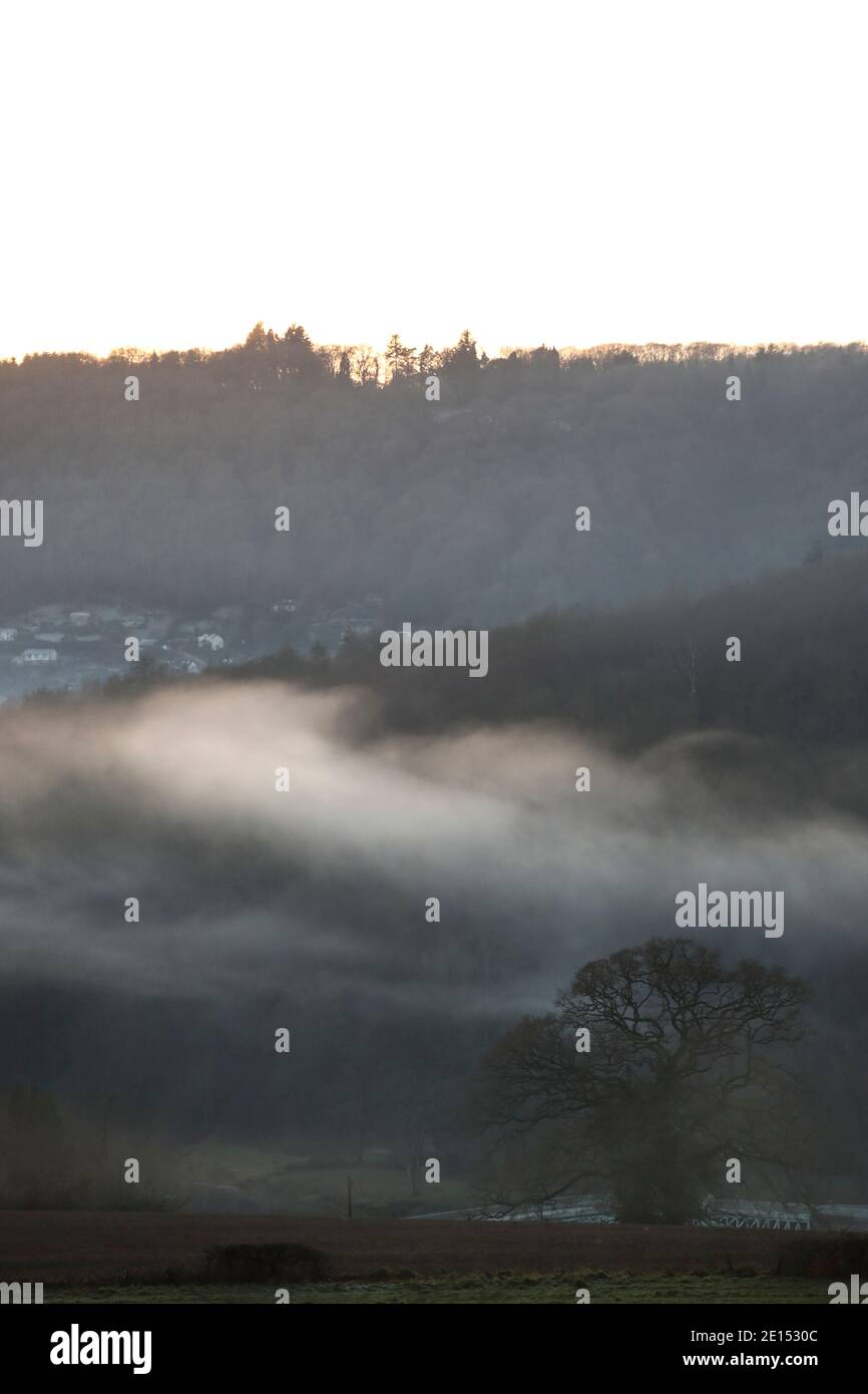 Las nieblas de invierno cuelgan en el aire en el puente Bigswoir, en el valle de Wye, que bordea Inglaterra y Gales. Foto de stock