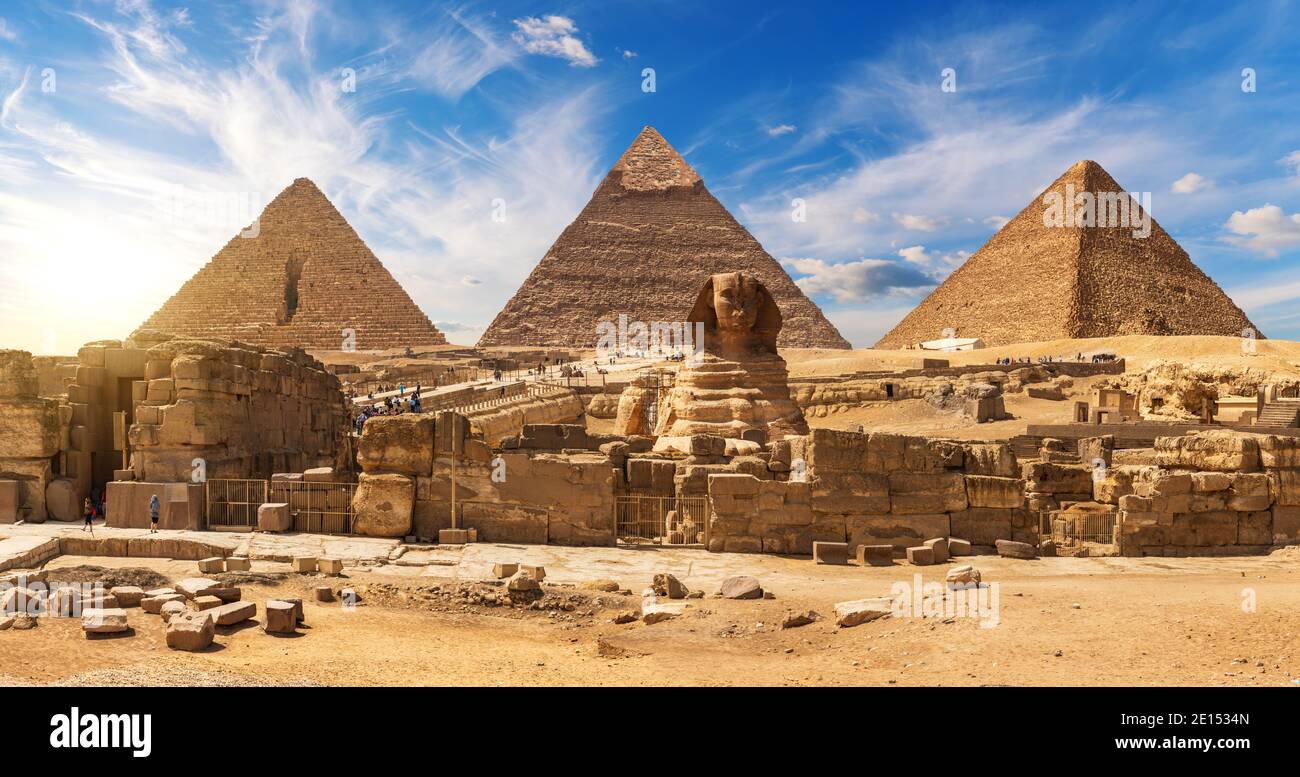 Hermosa Esfinge frente a las pirámides de Giza, famosa maravilla del mundo, Egipto Foto de stock