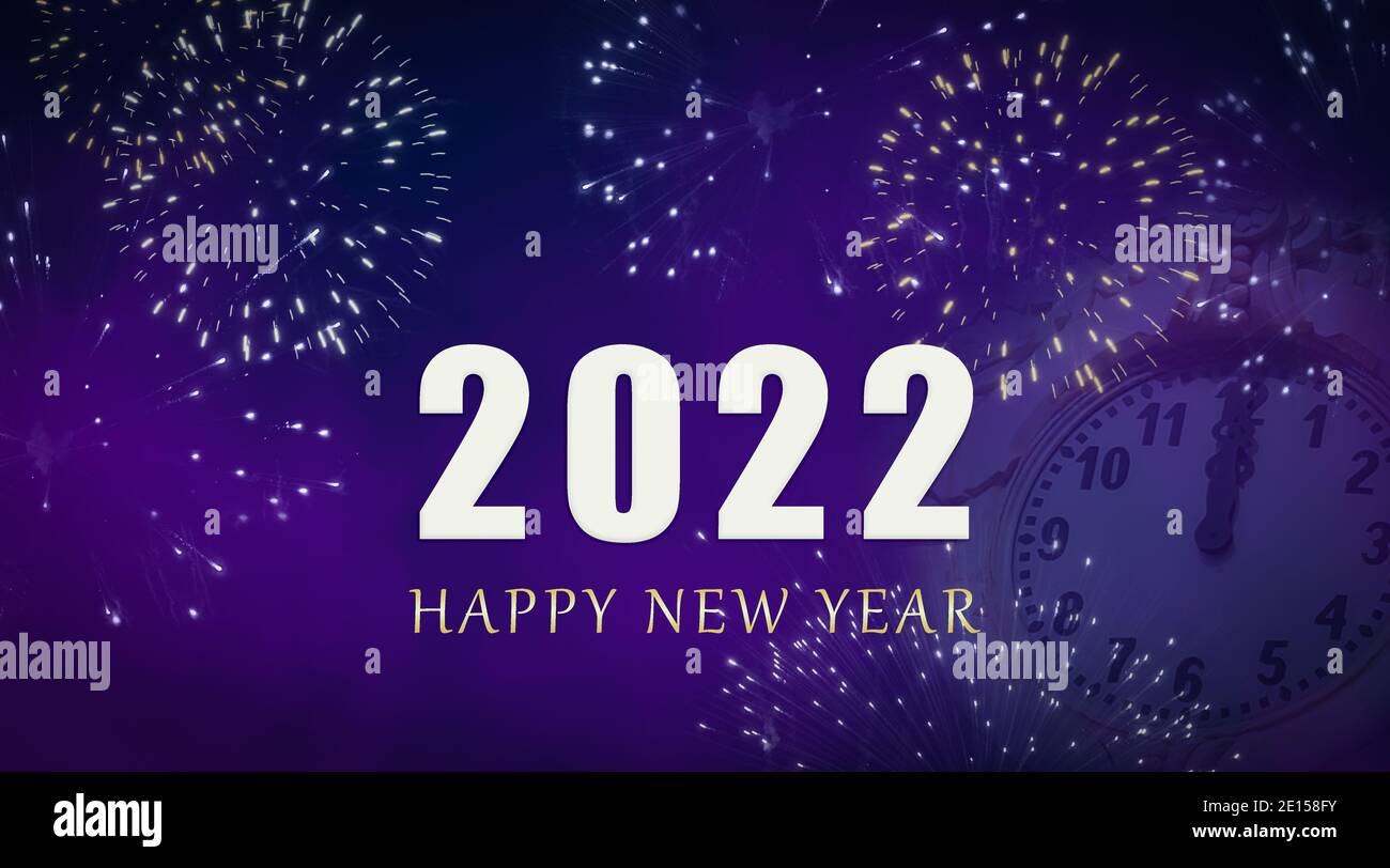 2022 Feliz año Nuevo tarjeta con reloj y fuegos artificiales. Foto de stock